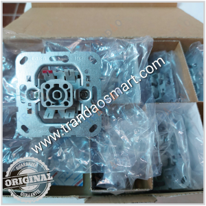 công tắc đơn gira 010600 thiết kế tinh tế có thể sử dụng được 1 chiều và 2 chiều