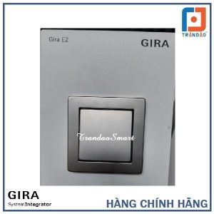 Nắp công tắc đơn Gira bằng thép không gỉ, bền đẹp theo thời gian.