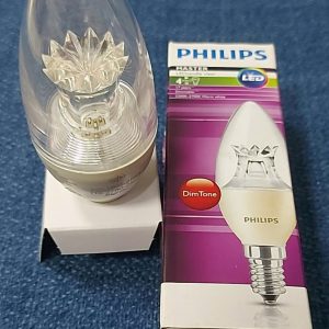 Cận cảnh đèn LED nến Philips 4-25W E14 với đui E14 nhỏ gọn, vỏ thủy tinh trong suốt