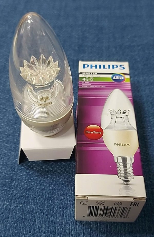 Cận cảnh đèn LED nến Philips 4-25W E14 với đui E14 nhỏ gọn, vỏ thủy tinh trong suốt